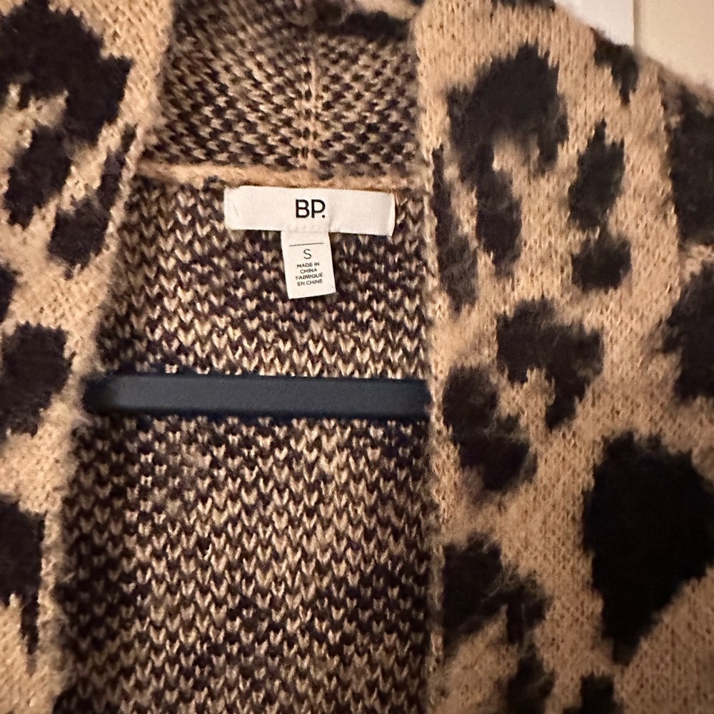 Beautiful Leopards print Cardigan - Picture 3 of 3